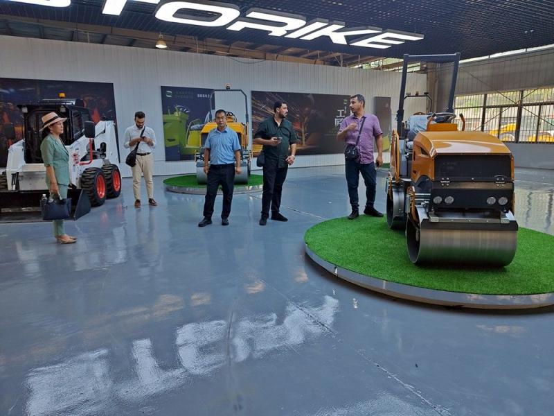 國外客戶來我廠參觀考察小型壓路機，并達成合作意向