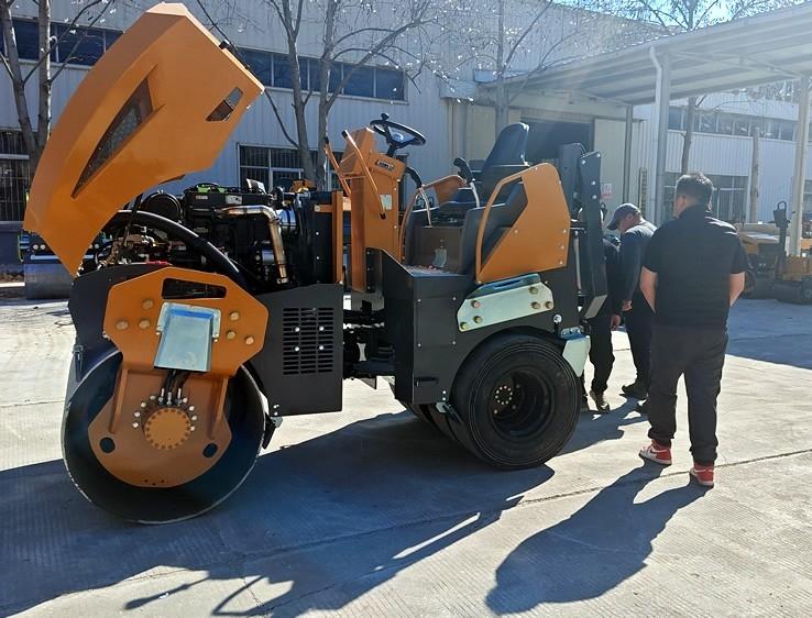 3月18日，哈薩克斯坦客戶來廠體驗考察5噸膠輪壓路機(jī)